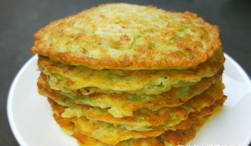 丝瓜饼的做法,简单美味,比葱花饼还好吃,一顿一大盘不够吃的