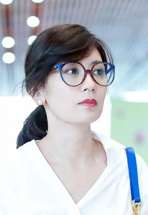 贾静雯43岁了又怎样,穿衬衫扎马尾涂红唇,气质仍满分!