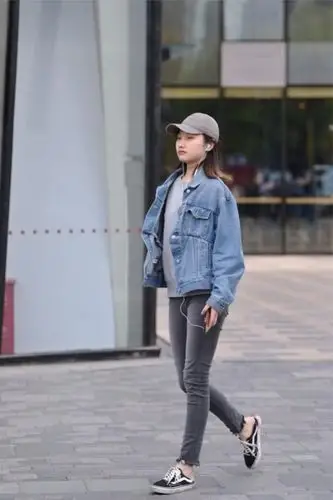 时尚穿搭小姐姐蓝色牛仔服搭配灰色牛仔裤简单大方很显身姿