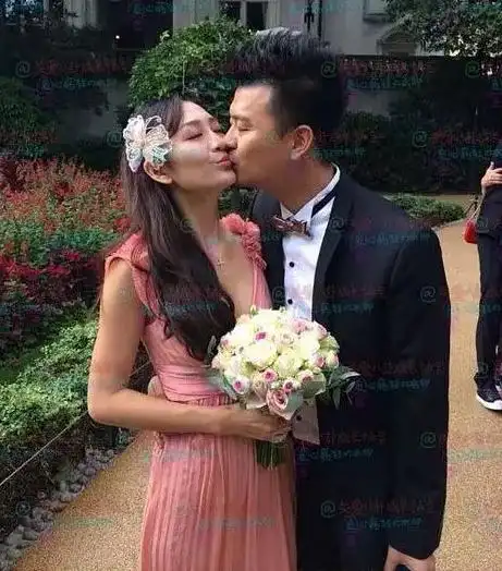 袁姗姗虽然否认跟张戈拍拖,但张戈却是一个很有故事的同学