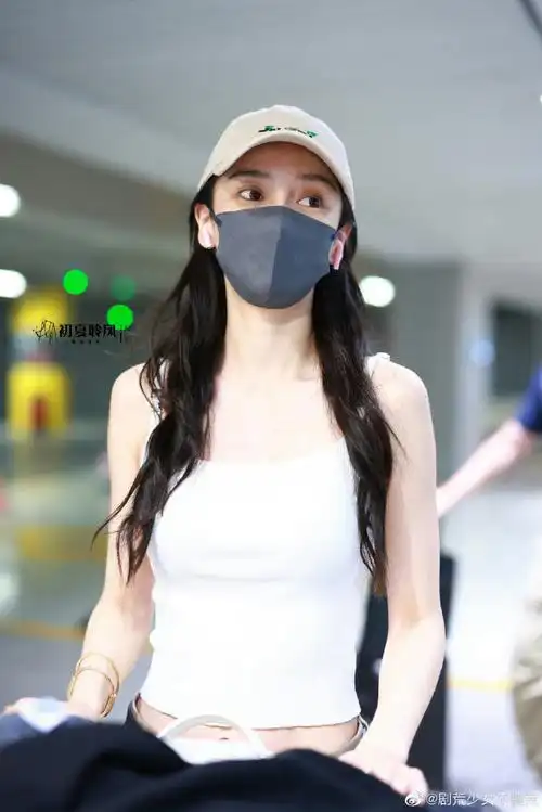 白色吊带#angelababy今日机场路透,白色吊带造型清爽十足,好细的腰啊