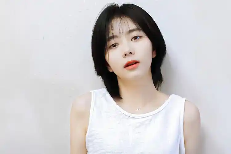 谭松韵白背心短发随拍来啦!_高清图集_新浪网