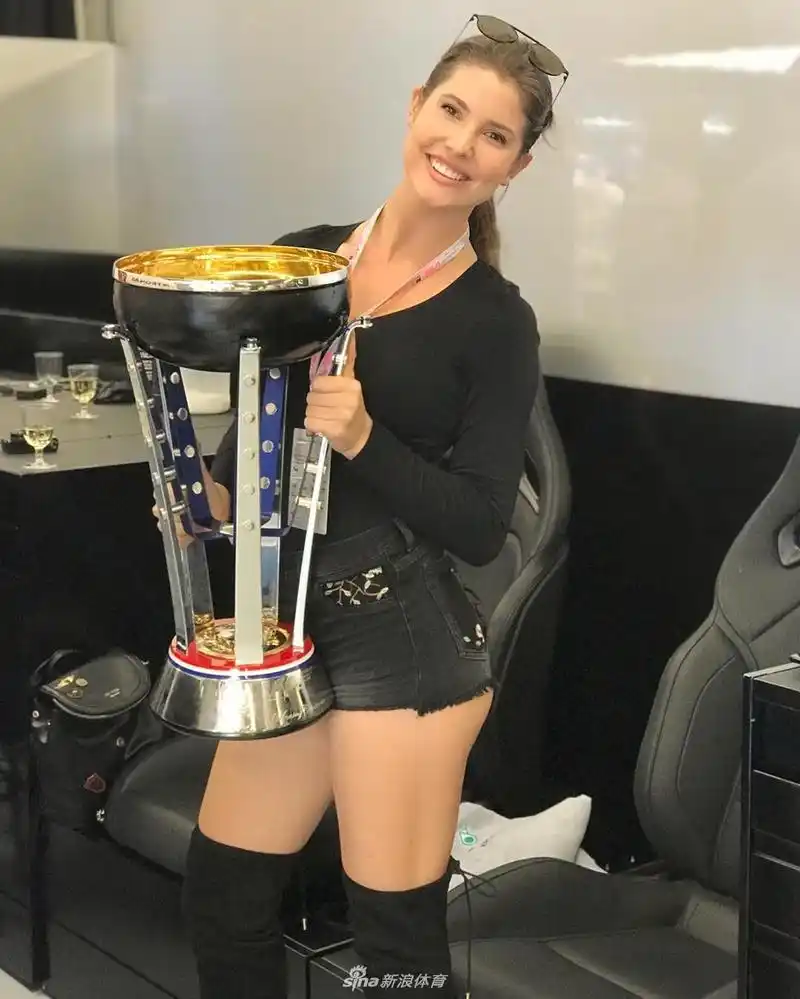 4 / 13 25岁的amanda cerny是辣模也是网络红人,曾经是《花花公子