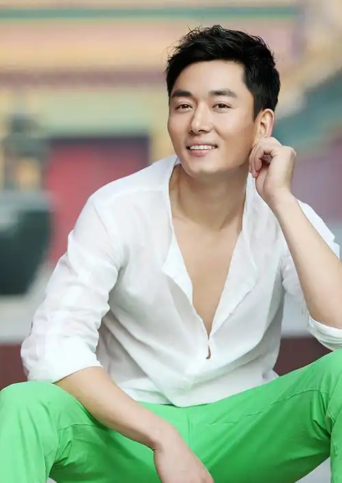 李东学紫禁城拍写真深情果郡王展阳光魅力