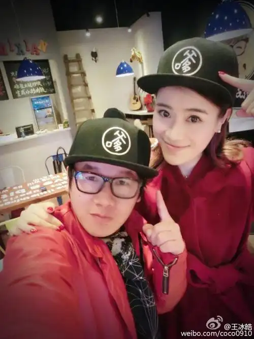 知名女主持人晒照官宣婚讯老公高大帅气曾与杨吕传绯闻