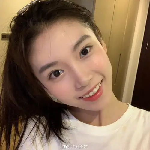 网上好多人都在求半藏森林同款双眼皮,确实她的双眼皮在睁眼的情况下