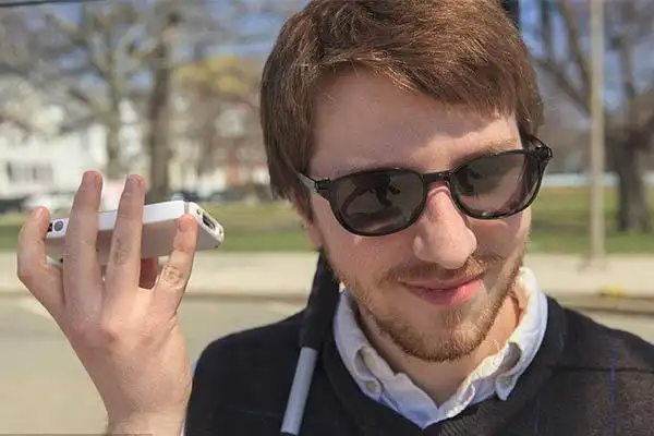 共享视觉眼镜带盲人走进另一个"视"界