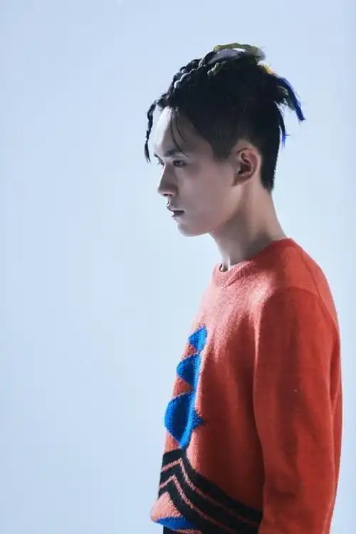 易烊千玺爱最喜欢头发撩上去的发型,但是这个发型真的欣赏不来