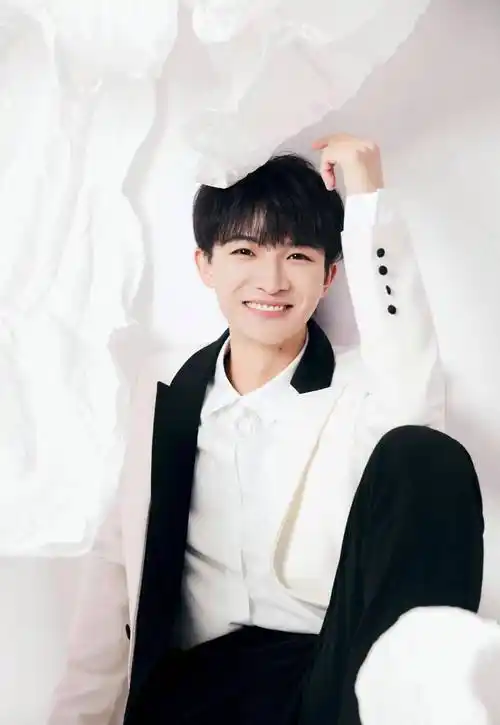 年轻人想要提高颜值和知名度,就要向周深学习![得意]还好是学外在学!