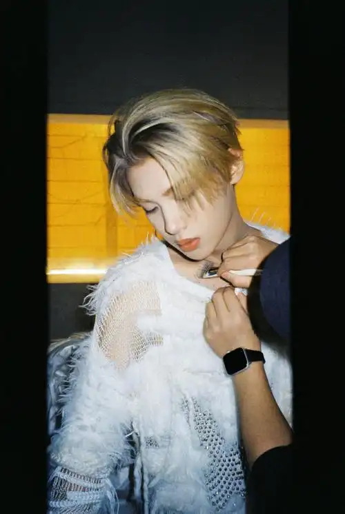 黄明昊金发胶片风花絮图