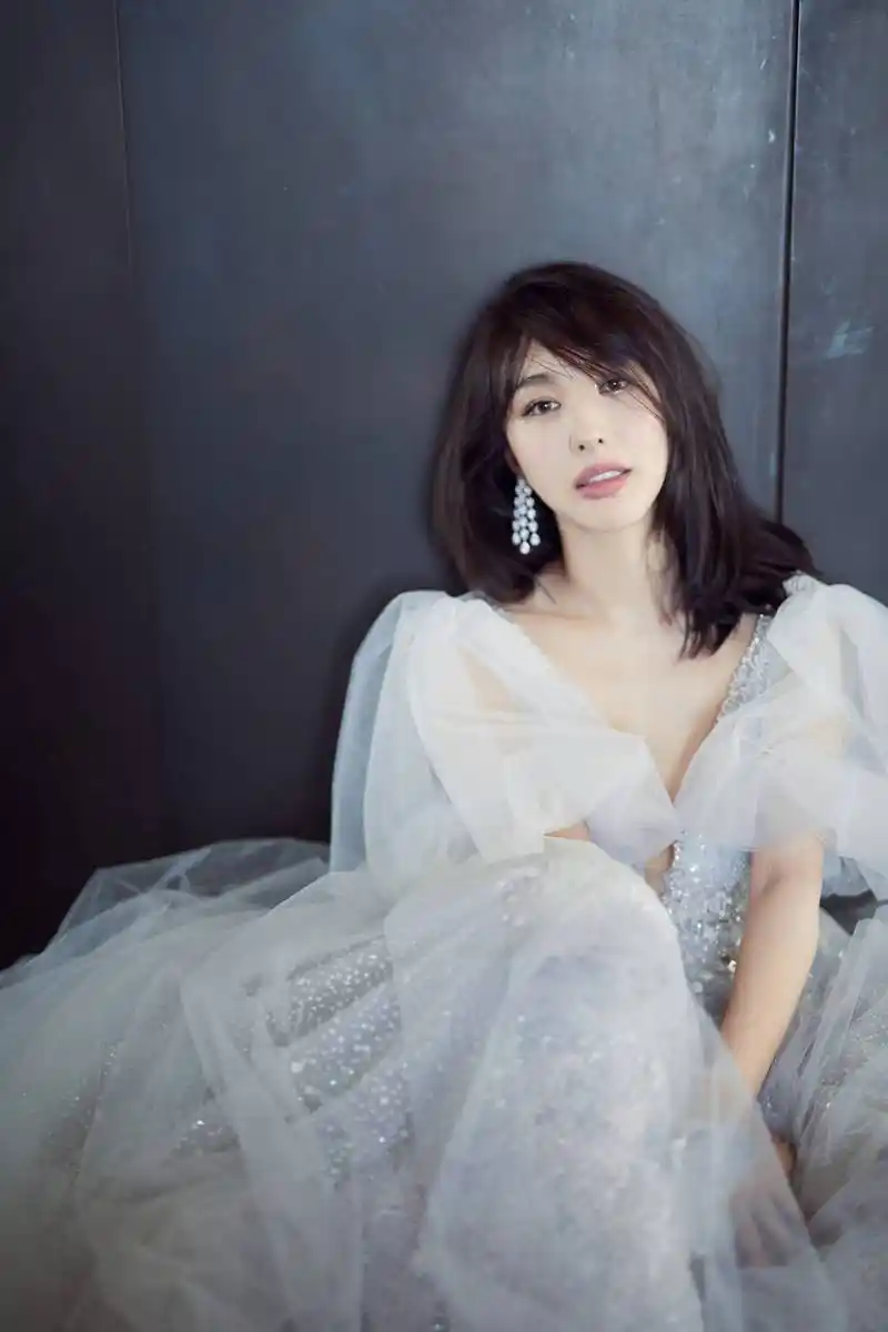 李菲儿直播带货翻车,短裙反衬大腿粗壮,摆脱黄晓明后焕发又一春_杨颖