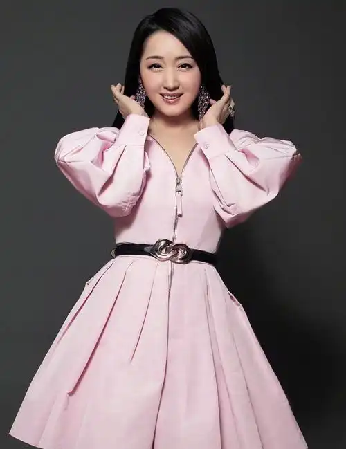 杨钰莹高清俏丽美照,优雅迷人!__财经头条