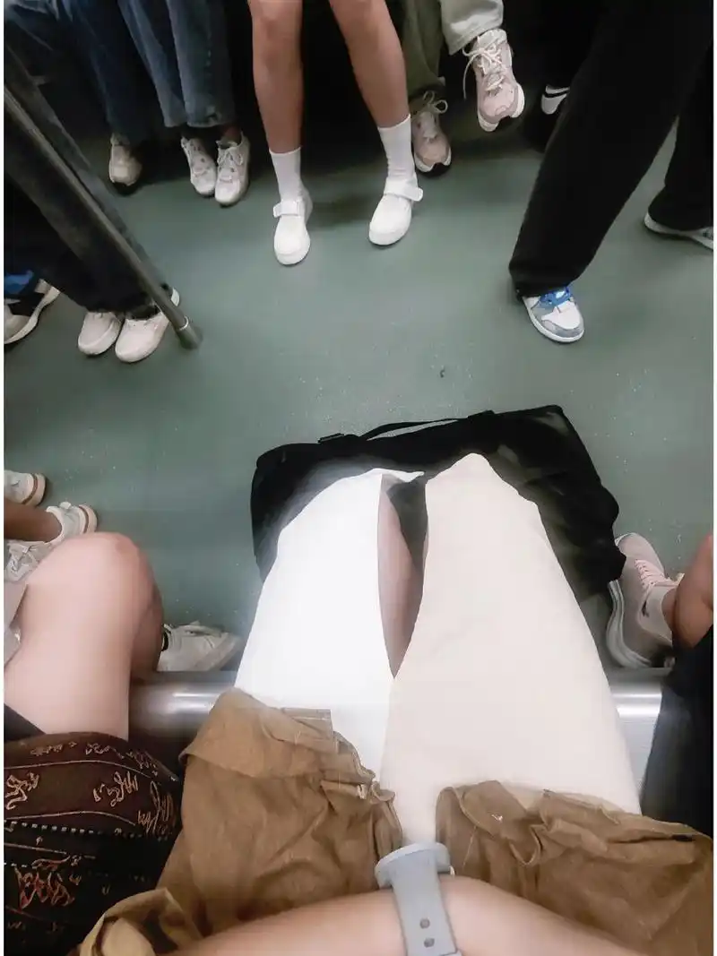男生第一次穿开叉裙坐地铁的尴尬时刻 家人们谁懂啊 就是说昨天拍完