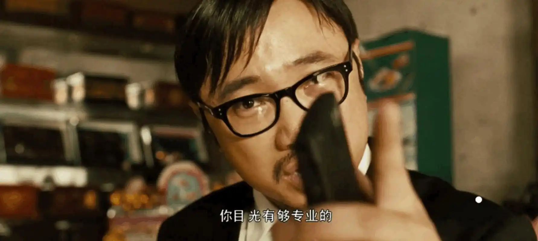 《疯狂的赛车》里,有一段徐峥向黄渤卖墓地的戏份!