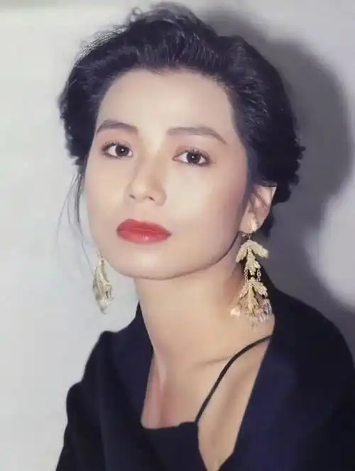 复古港风在这几年成为了"文艺复兴"的代表,这种在80年代非常盛行的