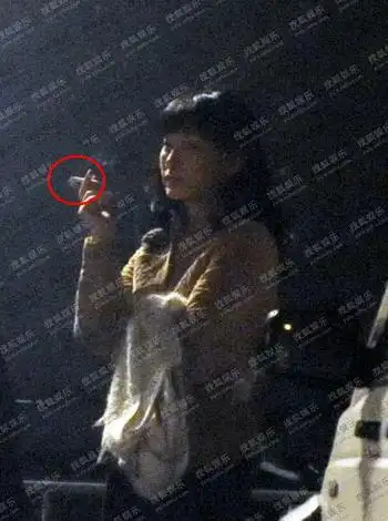 组图:揭秘:20位女星抽烟的幕后真相