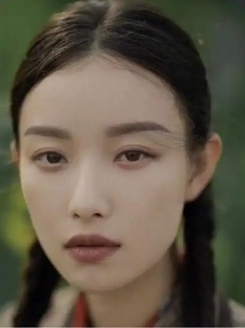 从旧照中可以看出倪妮原本的眼睛是内双,就给人感觉很普通,很路人