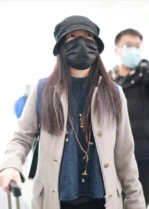 48岁赵薇近况曝光,现身哈尔滨街边吃雪糕接地气,素颜发胖不少_生活