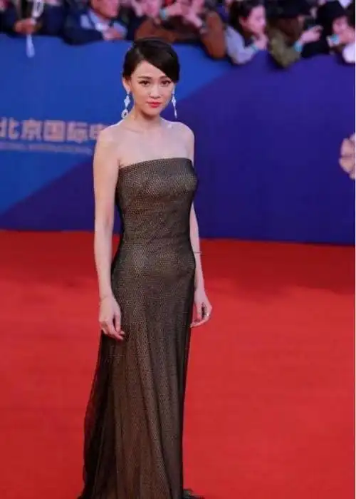 陈乔恩穿抹胸裙好单薄看着有点松但撑得住难怪42岁还享受恋爱