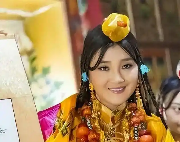 歌手降央卓玛:因丈夫高颜值疯狂倒追,婚后生3胎,如今怎么样了_江阳_江