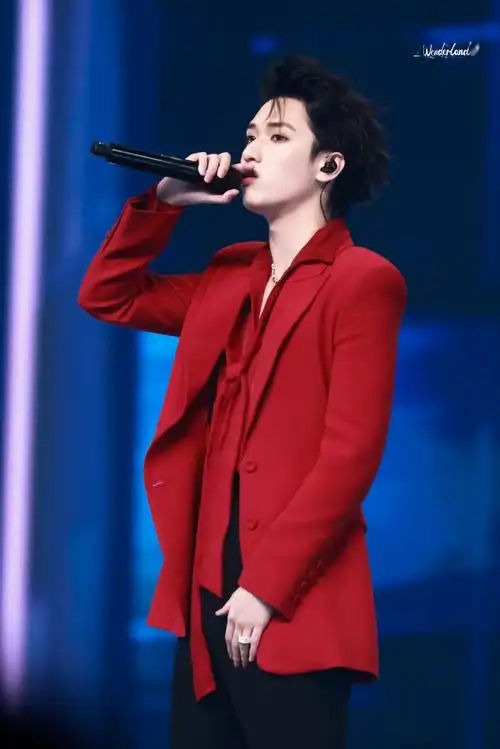 严浩翔叁重楼暨出道四周年演唱会##严浩翔红色西装