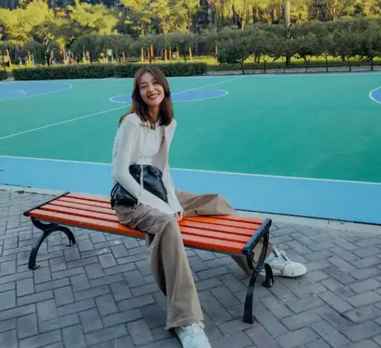 9月2日,"大表姐"刘雯在社交平台上晒出一组美照,这是她的日常生活照