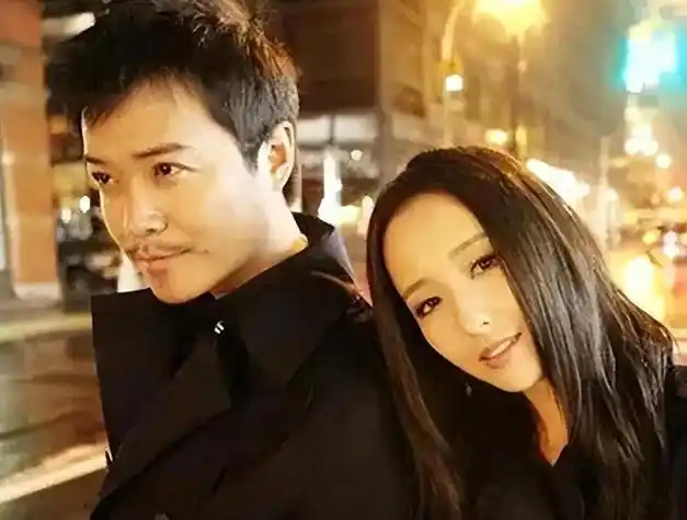 陈思诚佟丽娅春节带8岁儿子探险离婚后仍一家三口快乐同框