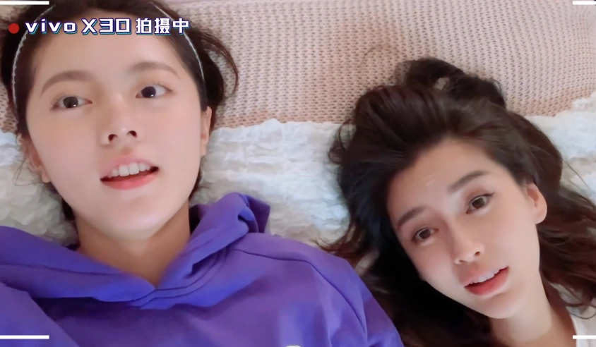 赵今麦baby"躺床上"直播!看清两人的颜值后,一时分不清谁才是孩子妈