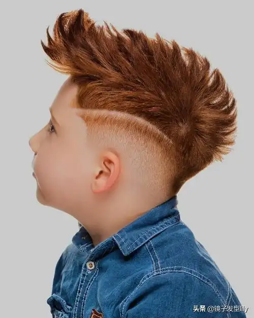 飞机头也是一种十分清爽的发型,下面的小帅哥就是很好的例子,把原本的