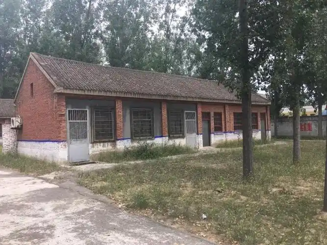 一字排开,红砖红瓦的老式瓦房教室,建于上世纪八十年代末,那个时候