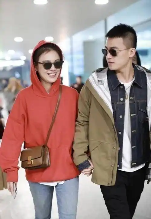 影后马思纯与男子牵手逛街,曾因抑郁症发胖,男方长得和她般配_白敬亭