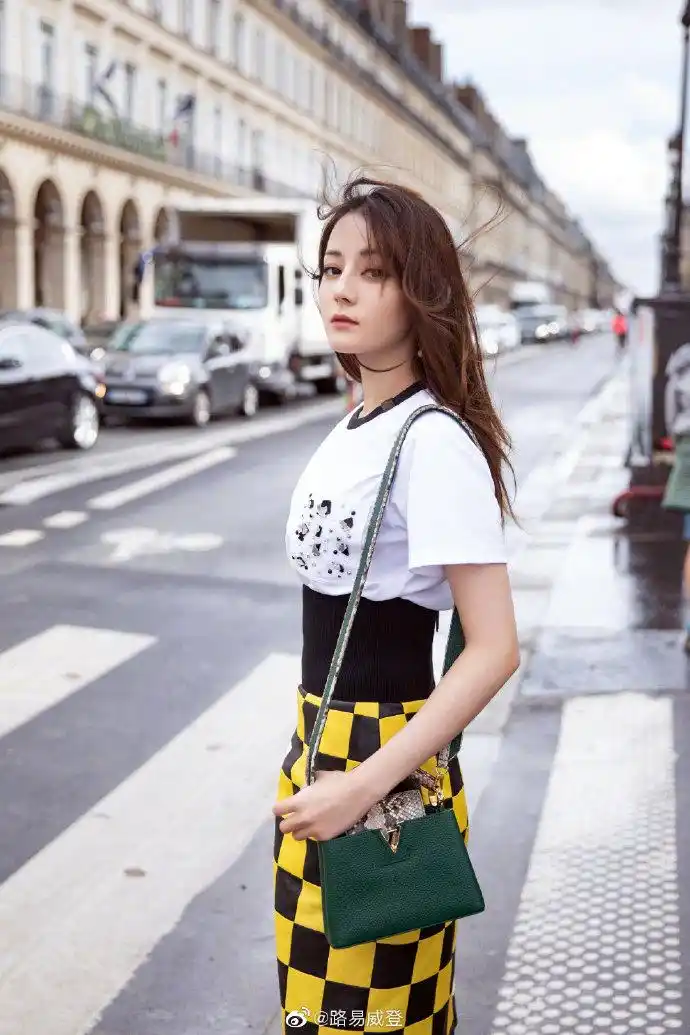 路易威登分享热巴巴黎街拍 灵动身姿随手拍皆是大片
