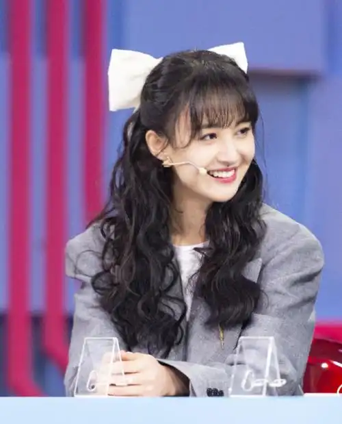 郑爽换发型上热搜,扎起长发配羊毛卷,难怪都对她念念不忘