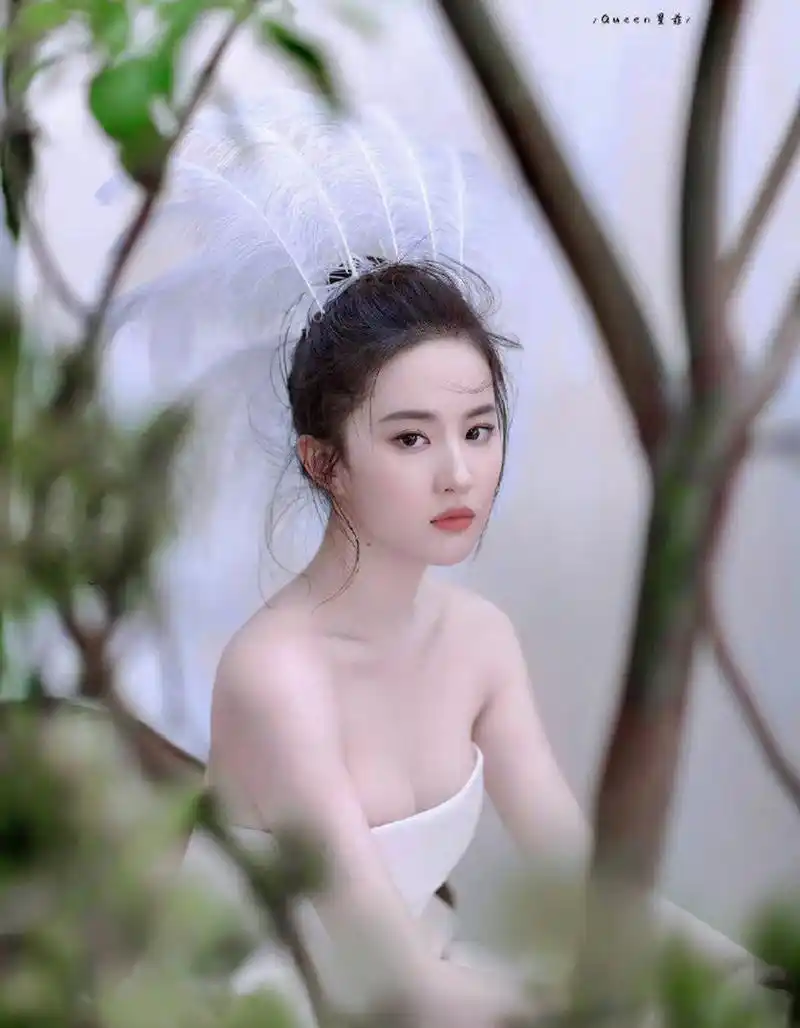 这一套是刘亦菲《时尚芭莎》2017年8月刊封面大片,当时正好是她8月25