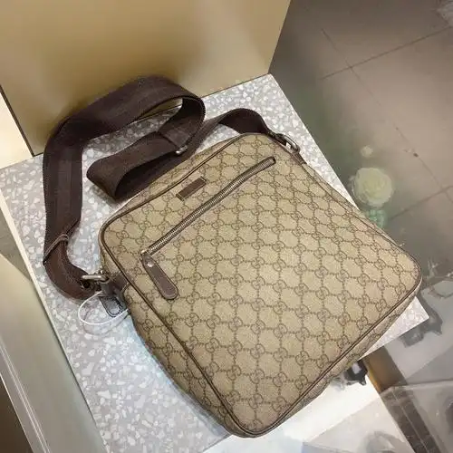 gucci古琦经典款老花皮拉链邮差包