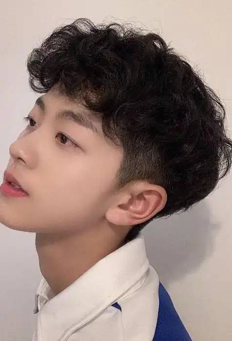 中学男生短烫发鬓角剃掉造型中学男生短卷发,两鬓角头发部分是直接剃