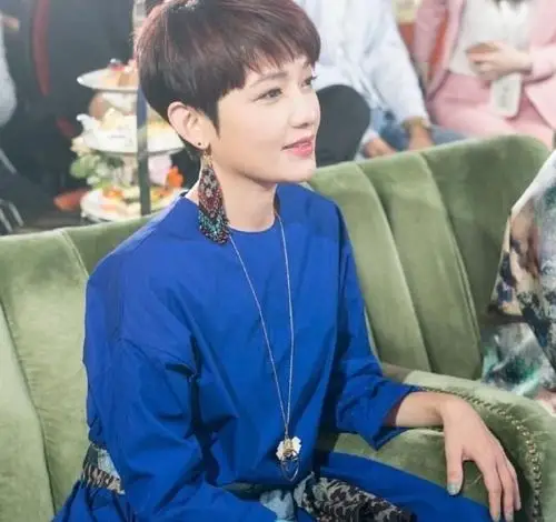 范晓萱真有42岁蓝色连身裙配利落短发俏皮可爱