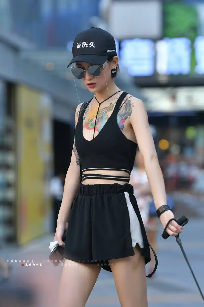 路人街拍,纹身和狗,一看就很"富有"