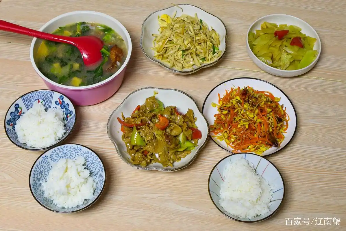 晒晚餐,四菜一汤个个都美味,朋友圈:家常菜好吃,下班就想回家