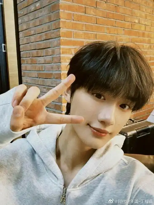 丁程鑫比耶拍立得自拍##丁程鑫比耶怼脸拍立得#收一波比小树杈的可爱