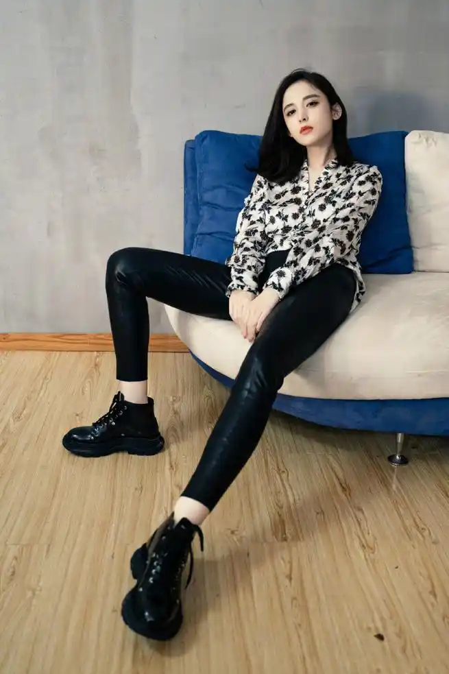 原创古力娜扎披肩短发超飒爽搭配黑色紧身皮裤身材比例辣眼睛