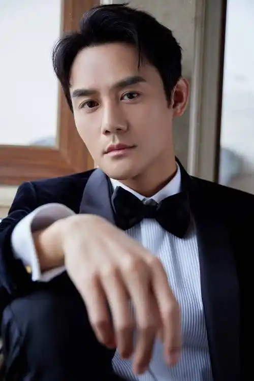 王凯受邀出席第34届中国电影金鸡奖闭幕式干练帅气状态佳