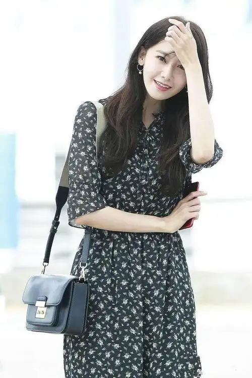少女时代成员林允儿,一袭碎花长裙亮相机场,爱豆大走少女风优雅魅力