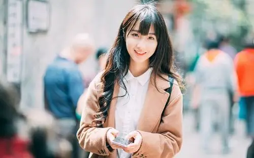 街上清纯文艺美女美丽的笑容电脑壁纸 - 4493桌面壁纸