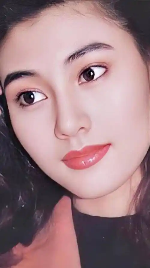 李嘉欣年轻时的颜值争议:高颧骨,厚嘴唇,是真是假?