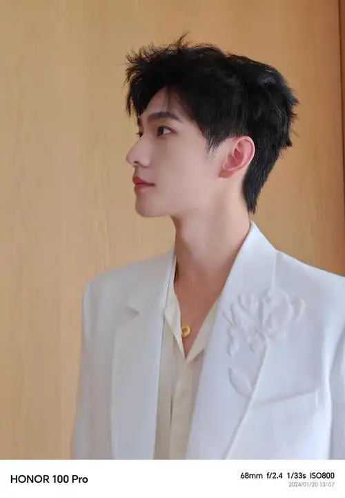 杨洋和白色西装适配度百分百～刺绣花卉高级感满满