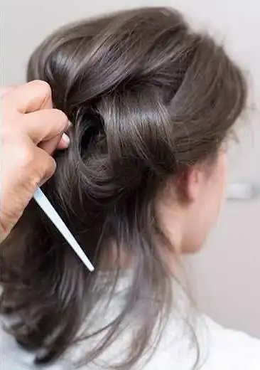 step  :抓起头顶的头发,发束在脑后拧转一圈后用发卡固定,头顶头发要