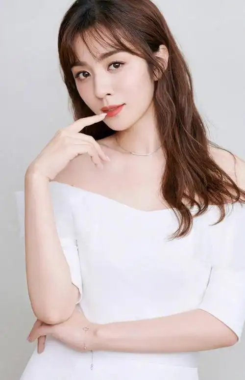 回顾王晓晨:被传与胡歌隐婚,为拍戏差点瘫痪,至今未婚风韵犹存