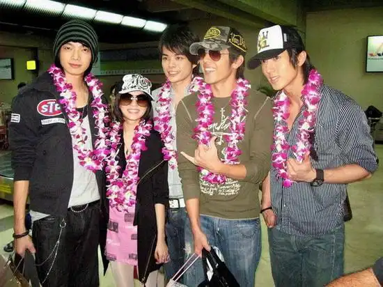 张韶涵吴尊访印尼装陌生 暧昧恋情转地下?(图)