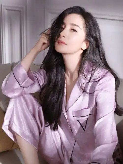 初哆咪娱乐杨幂睡衣写真照身材被看光